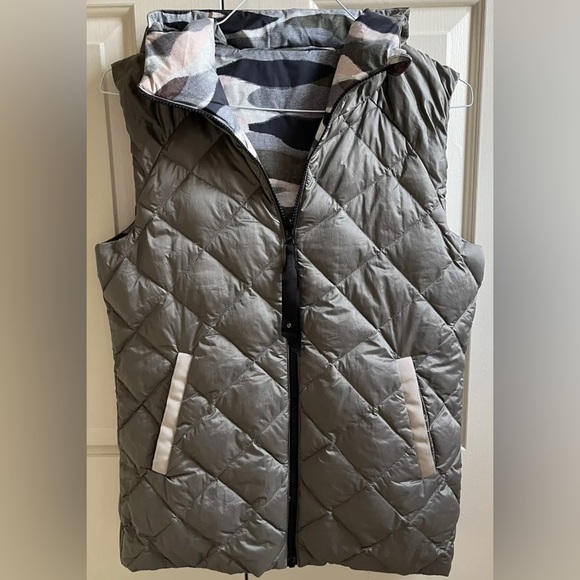 🍒LULULEMON CAMO FLUFFIEST VEST sz 10 Awesome Jacket OLIVE GREEN/TAN~ REVERSES!! - Picture 2 of 8